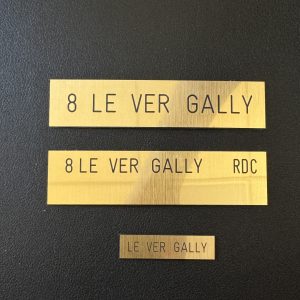 Étiquettes dorées
